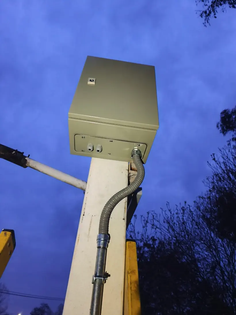 Tablero eléctrico instalado en poste con ducto metálico